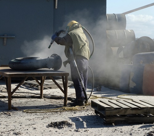 Sandblasting a pipe